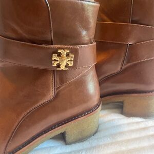 TORY BURCH- brown leather boots! 🤩👢Womens Size 9.5. Rare style!